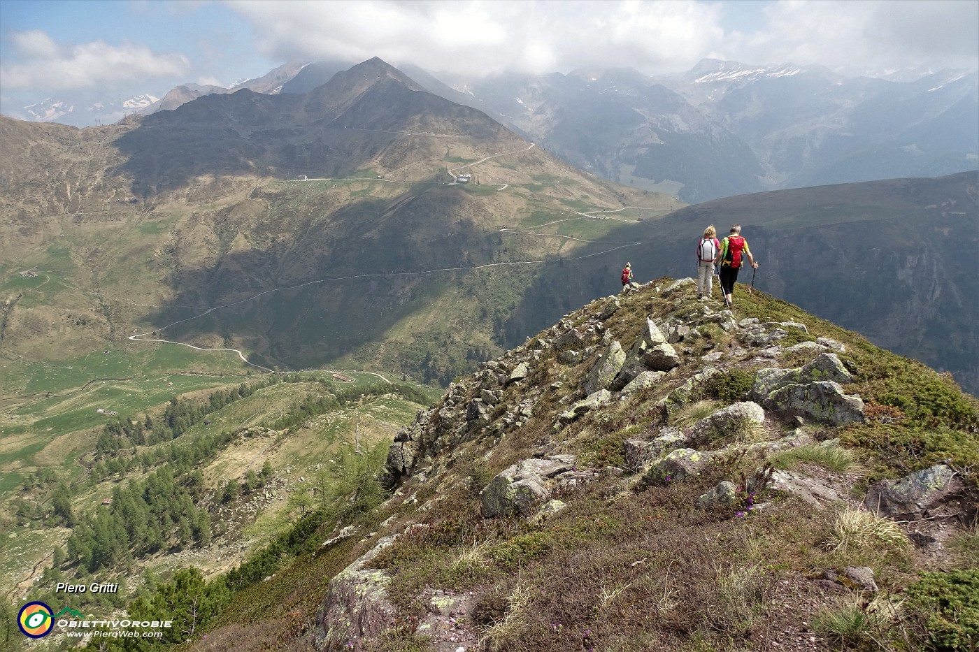 38 Dalla cresta di vetta del Mincucco vista in Passo San Marco-Fioraro.JPG